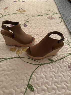 Adorable Universal Thread Women's Brown Espadrille Wedge Peep-Toe Sandals